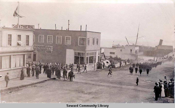 Landing Marines and Sailors 1913.jpg